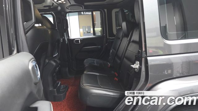 Jeep Wrangler 2021 — photo 18