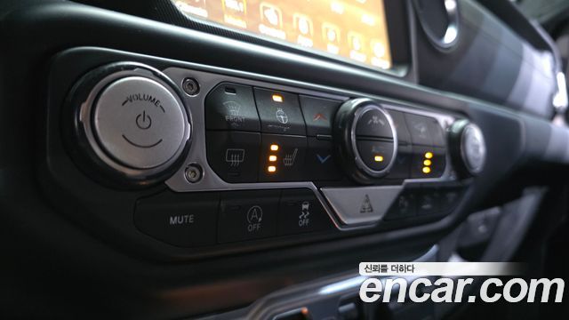 Jeep Wrangler 2021 — photo 24