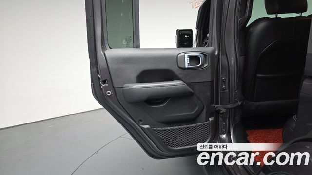 Jeep Wrangler 2021 — photo 15
