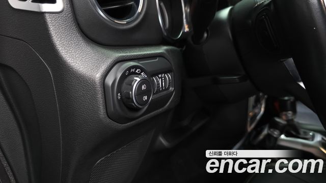 Jeep Wrangler 2021 — photo 27