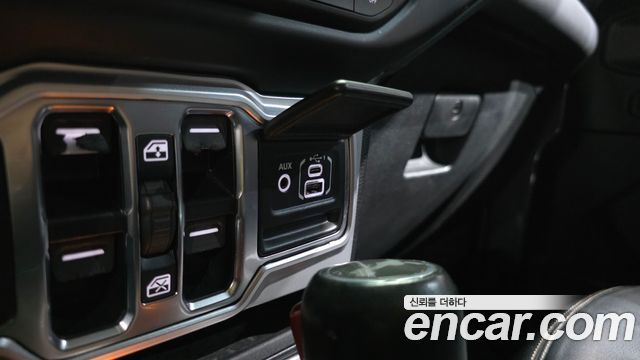 Jeep Wrangler 2021 — photo 31