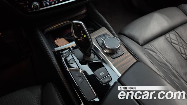 BMW 5-Series 2018 — photo 9