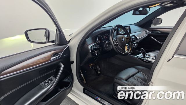 BMW 5-Series 2018 — photo 10