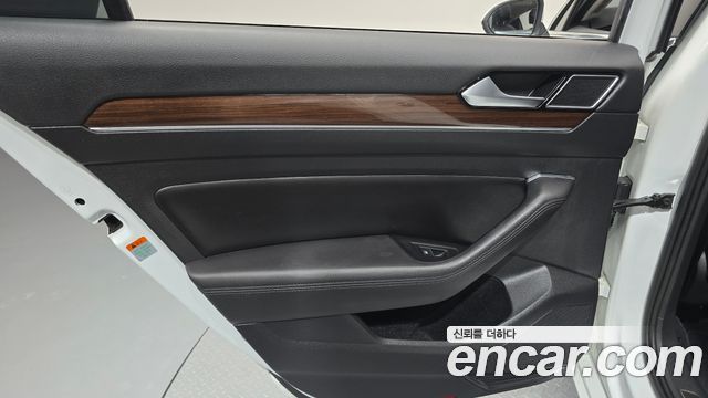 Volkswagen Passat 2018 — photo 15