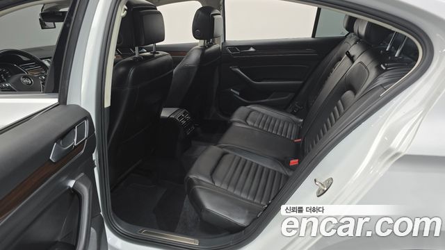 Volkswagen Passat 2018 — photo 16