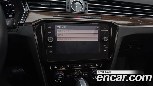 Volkswagen Passat 2018 — photo 32