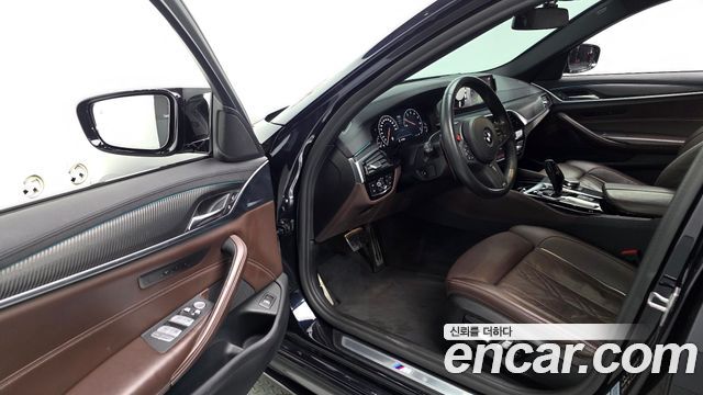 BMW 5-Series 2019 — photo 13