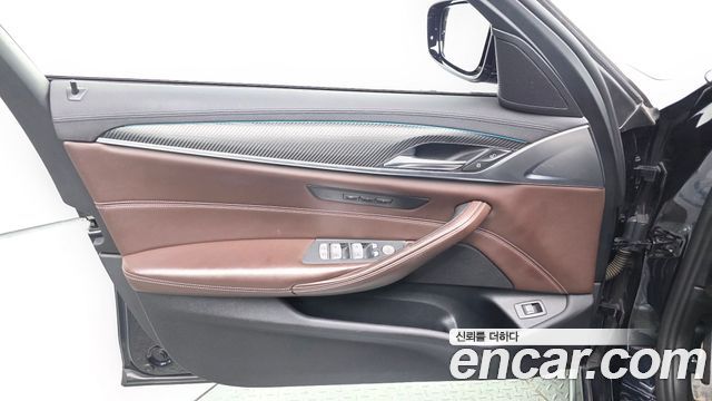 BMW 5-Series 2019 — photo 14