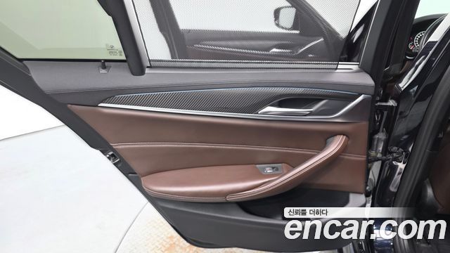 BMW 5-Series 2019 — photo 15