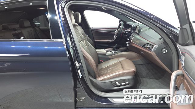 BMW 5-Series 2019 — photo 16