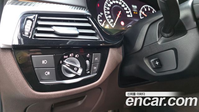 BMW 5-Series 2019 — photo 27