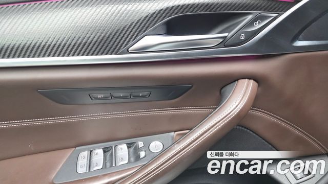 BMW 5-Series 2019 — photo 29