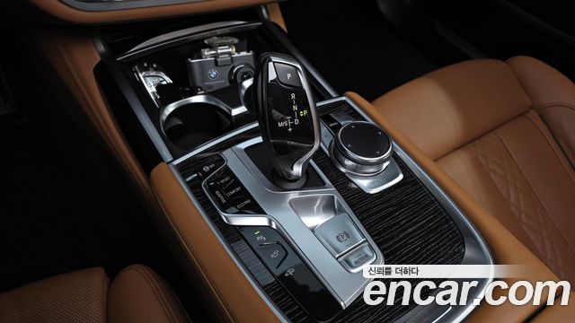 BMW 7-Series 2018 — photo 9