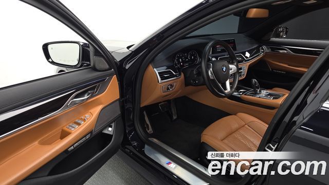 BMW 7-Series 2018 — photo 11