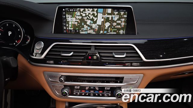 BMW 7-Series 2018 — photo 14