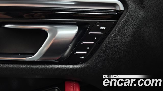 Porsche Macan 2022 — photo 18