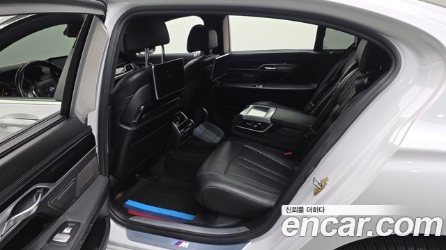 BMW 7-Series 2018 — photo 11
