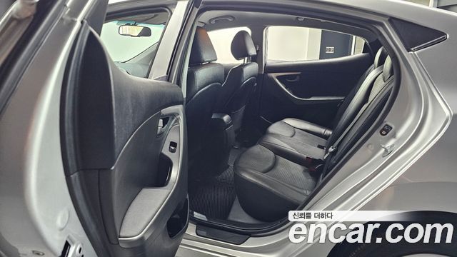 Hyundai AVANTE 2015 — photo 16