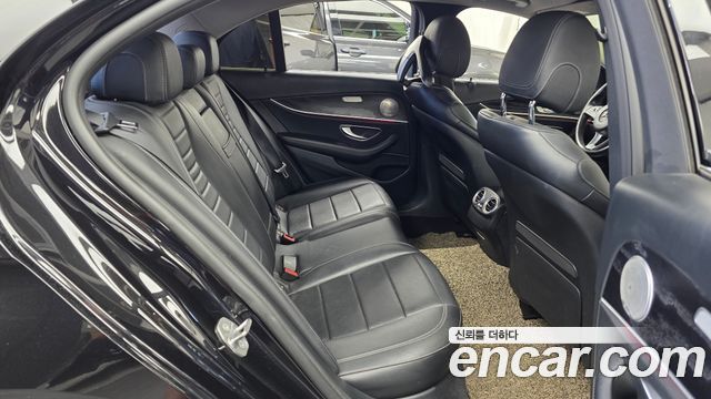 Mercedes-Benz E-Class 2017 — photo 12
