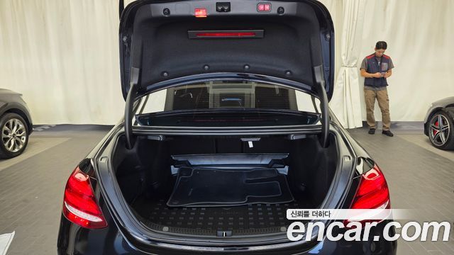 Mercedes-Benz E-Class 2017 — photo 20
