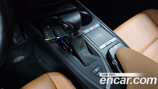 Lexus UX 2019 — photo 12