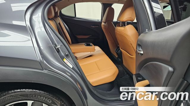 Lexus UX 2019 — photo 17