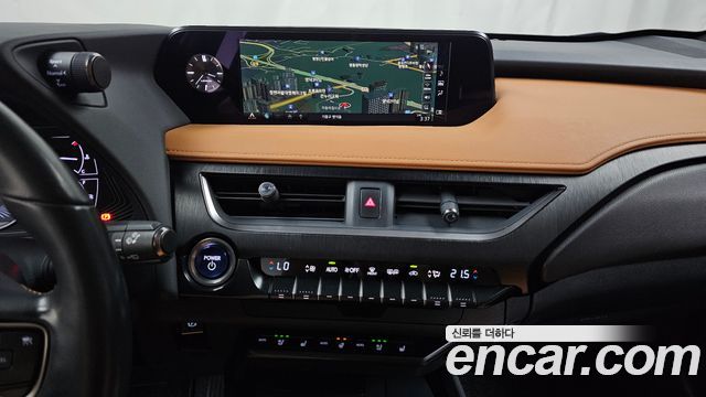 Lexus UX 2019 — photo 18