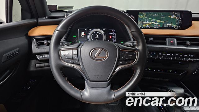 Lexus UX 2019 — photo 19