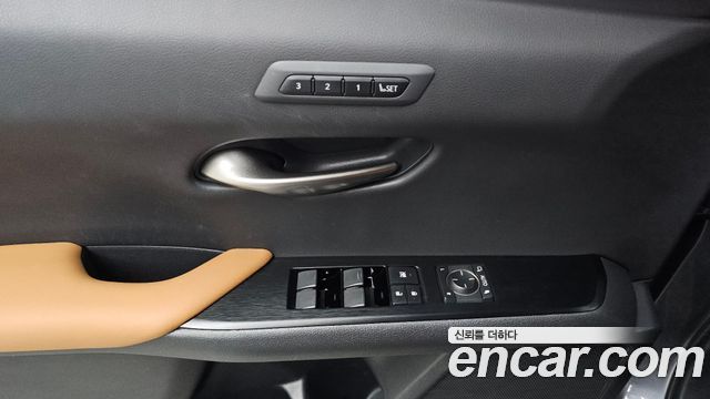 Lexus UX 2019 — photo 23