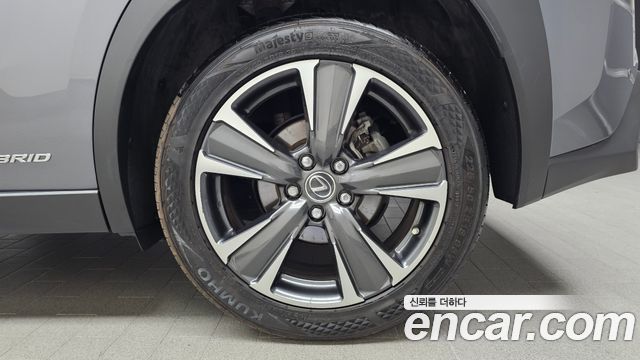 Lexus UX 2019 — photo 7