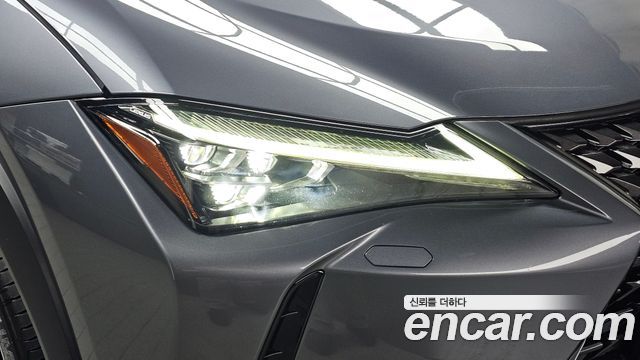 Lexus UX 2019 — photo 8