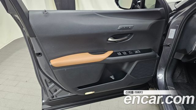 Lexus UX 2019 — photo 14