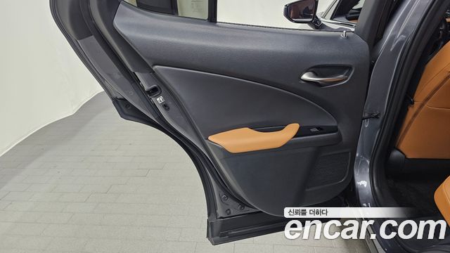 Lexus UX 2019 — photo 15