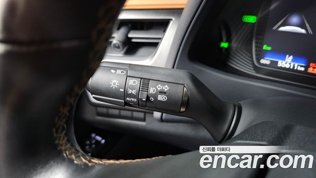 Lexus UX 2019 — photo 28
