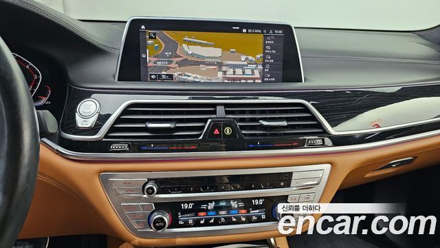 BMW 7-Series 2021 — photo 20