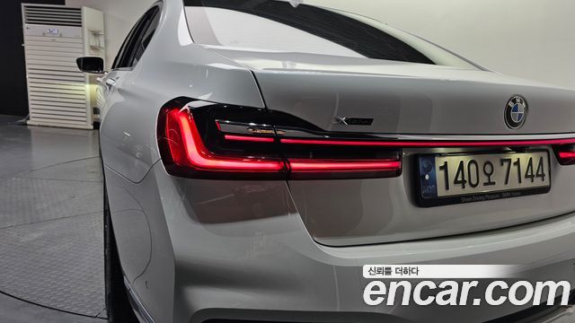 BMW 7-Series 2021 — photo 9