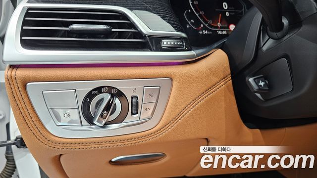BMW 7-Series 2021 — photo 28
