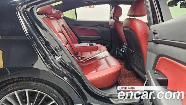 Hyundai AVANTE 2017 — photo 17