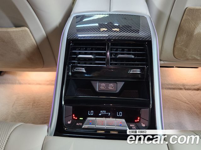 BMW 8-Series 2025 — photo 17