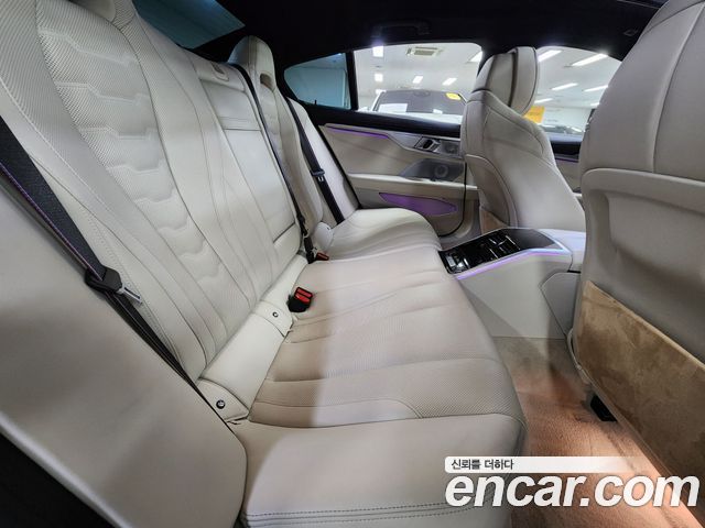 BMW 8-Series 2025 — photo 19