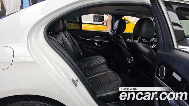 Mercedes-Benz E-Class 2019 — photo 12