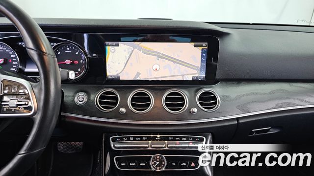Mercedes-Benz E-Class 2019 — photo 14