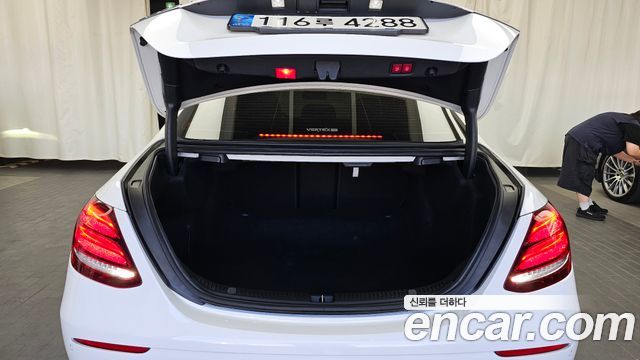 Mercedes-Benz E-Class 2019 — photo 20