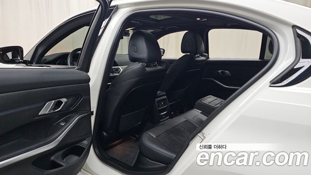 BMW 3-Series 2021 — photo 16