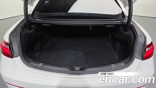 Mercedes-Benz E-Class 2017 — photo 20
