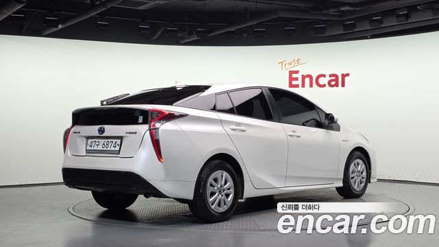 Toyota Prius 2017 — photo 2