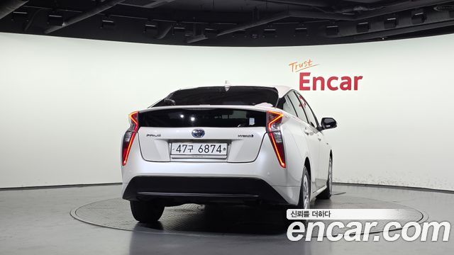 Toyota Prius 2017 — photo 4
