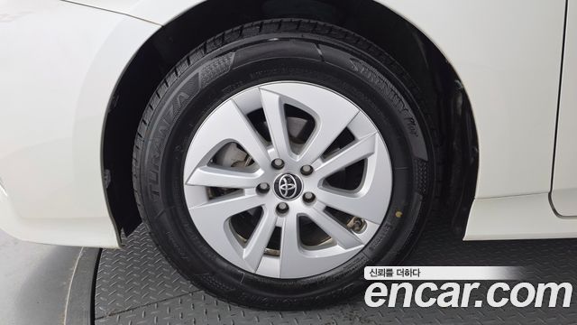 Toyota Prius 2017 — photo 5