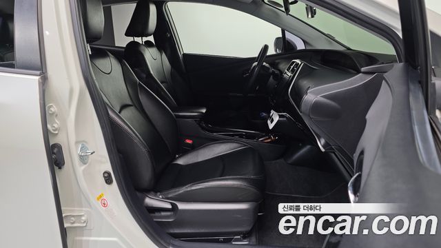 Toyota Prius 2017 — photo 11