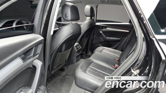 Audi Q5 2020 — photo 11